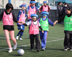 アダプテッドサッカーである「ブラインドサッカー」の様子